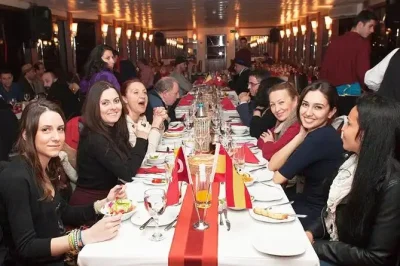 El mejor Crucero con Cena y Espectáculo Nocturno Turco en el Bósforo