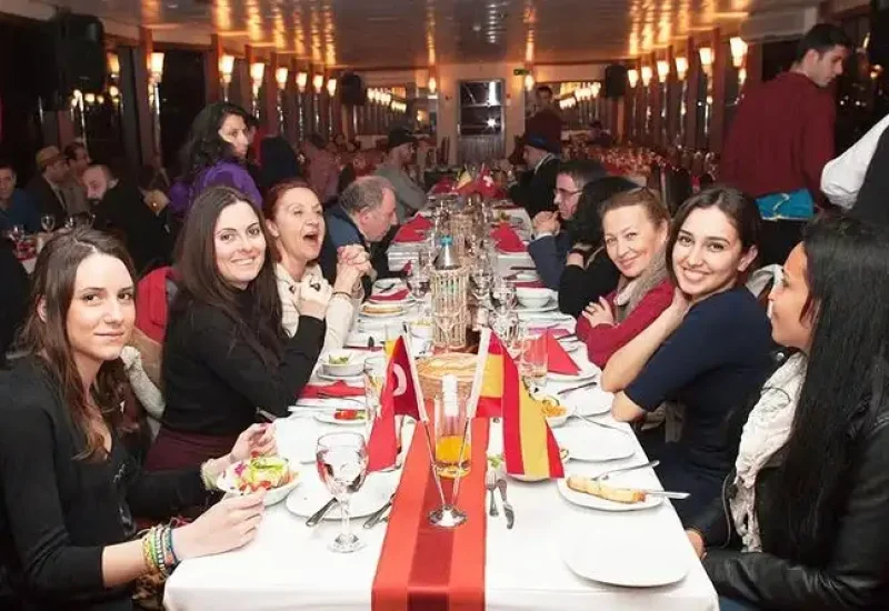 El mejor Crucero con Cena y Espectáculo Nocturno Turco en el Bósforo