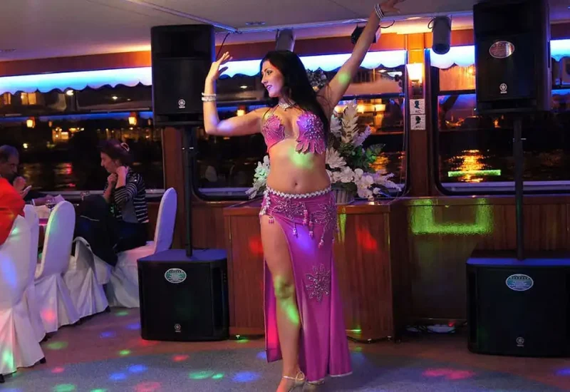 El mejor Crucero con Cena y Espectáculo Nocturno Turco en el Bósforo
