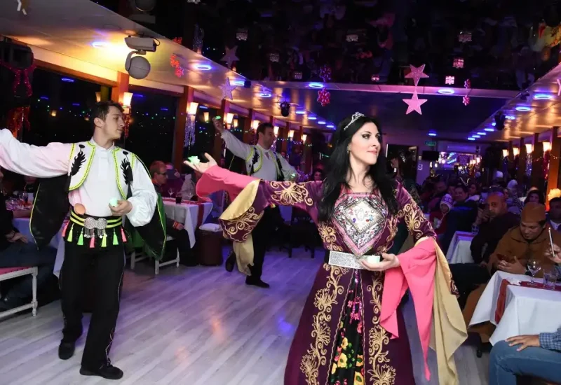 El mejor Crucero con Cena y Espectáculo Nocturno Turco en el Bósforo